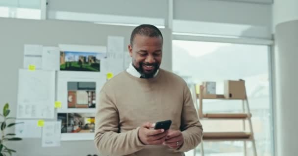 Schwarzer Mann Glücklich Und Fuß Mit Telefon Büro Für Soziales — Stockvideo