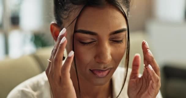 うつ病 精神的健康 間違い ストレスの不安のための家庭での頭痛の顔 女性と痛み 悲しみ 欲求不満のインドの少女 トラウマ 危機と脳霧の挑戦 — ストック動画