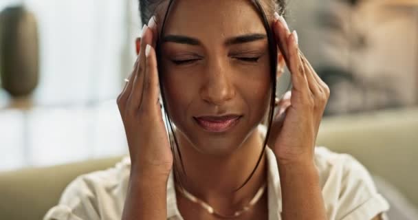 女人和压力在家里头疼 焦虑和呼吸精神健康 疲劳和脑雾 抑郁和疲惫的印度女孩按摩庙宇治疗偏头痛 倦怠和挑战 — 图库视频影像