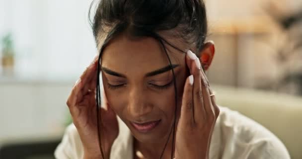 女人和疼痛在家里因头疼 焦虑和沮丧而精神健康 疲乏和呼吸因脑雾 疲惫的印第安女孩按摩庙宇治疗抑郁症 倦怠和眩晕压力 — 图库视频影像