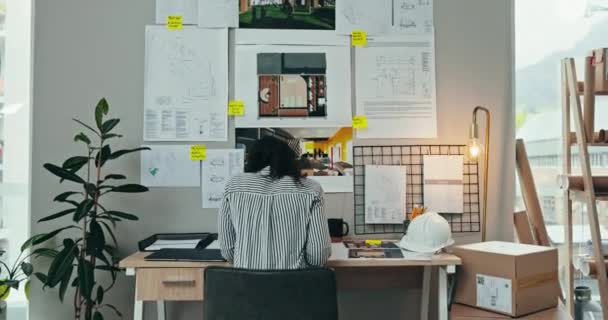 Vrouw Rug Architect Voor Interieurontwerp Planning Documenten Bouwstrategie Kantoor Achteraanzicht — Stockvideo