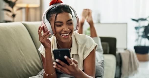 Kadın Telefon Kulaklıklar Kanepede Şarkı Söylemek Için Gülümse Müzik Ses — Stok video