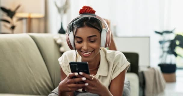 Wanita Telepon Dan Headphone Untuk Sms Sofa Tersenyum Dan Bersantai — Stok Video