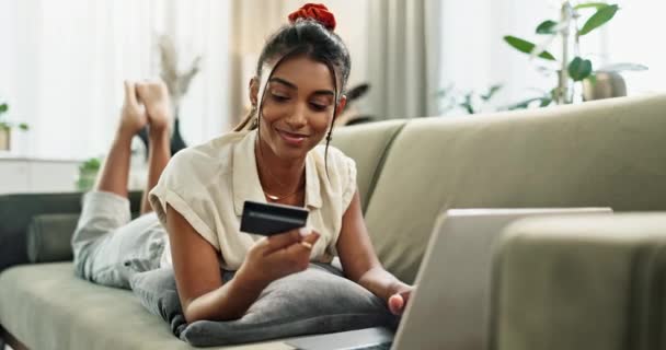 Mulher Feliz Cartão Crédito Laptop Para Compras Line Sofá Casa — Vídeo de Stock
