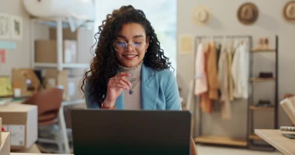 Moda Laptop Mulher Feliz Digitando Para Loja Online Commerce Entrega — Vídeo de Stock