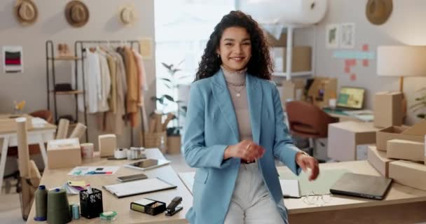 Mulher Designer Braços Cruzados Cara Oficina Orgulho Empreendedorismo Por Caixas — Vídeo de Stock