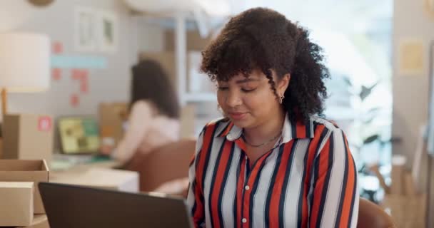 Ηλεκτρονικό Εμπόριο Laptop Ευτυχισμένη Γυναίκα Δακτυλογράφηση Για Online Κατάστημα Κατάστημα — Αρχείο Βίντεο