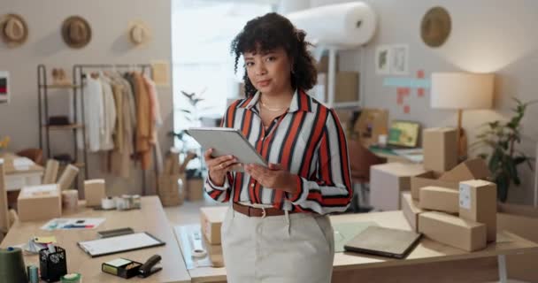 Moda Projektant Twarz Kobiety Tablecie Pisanie Maszynie Planowanie Commerce Kreatywnym — Wideo stockowe