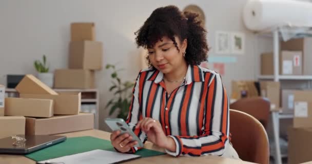 Tasarımcı Kadın Telefon Temaslı Moda Için Düşünme Nakliye Uygulaması Veya — Stok video