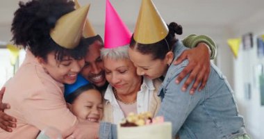 Aile, büyükanne için sarılma ve doğum günü kutlaması. Pastalı yaşlı kadın için sevgi ve mutluluk. Gülümseyen insanlar, yaşlılara, etkinliklere ve parti şapkalarına veya dekoruna sarılmak ve destek olmak.