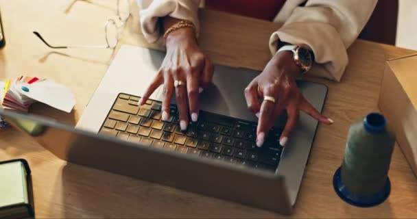 Visão Superior Mãos Mulher Negócios Com Laptop Escritório Para Compras — Vídeo de Stock