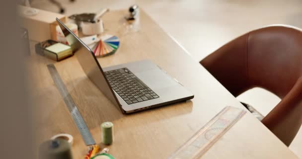 Trabalho Mesa Laptop Designer Moda Com Casa Isolada Escritório Vazio — Vídeo de Stock