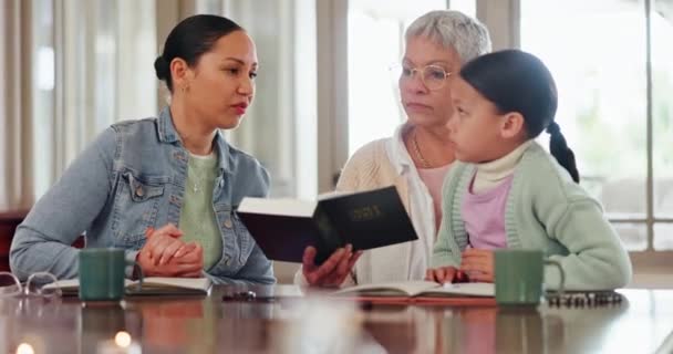 기독교 집에서 하나님의 학습을위한 할머니와 거룩한 성경에 이야기 — 비디오
