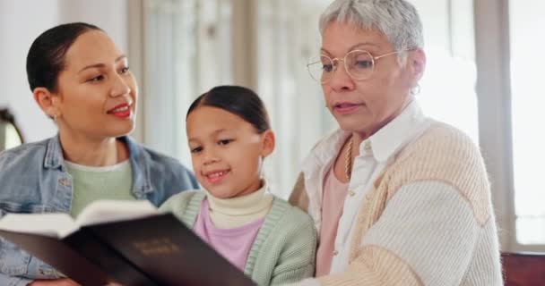 Γιαγιά Παιδιά Και Ανάγνωση Της Βίβλου Θρησκεία Στο Σπίτι Και — Αρχείο Βίντεο