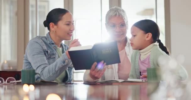 キリスト教教育 宗教教師 または家庭で神について学ぶために聖書を読む家族 シニア女性 おばあちゃん そして聖書を持った子供たち 信仰をもって話したりサポートしたり — ストック動画