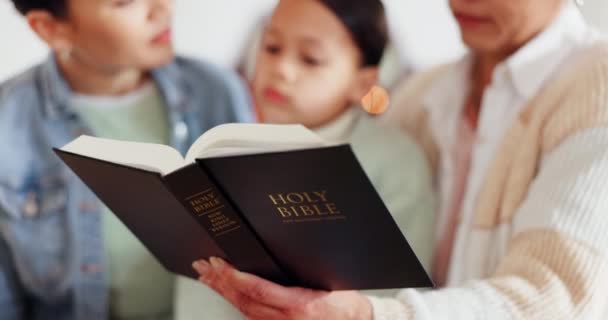 Religia Biblia Czytanie Rodziny Ich Domu Dla Wiedzy Wiary Świętej — Wideo stockowe