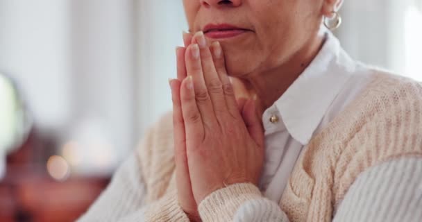 Close Handen Senior Vrouw Met Gebed Spiritueel Begeleiding Met Religie — Stockvideo