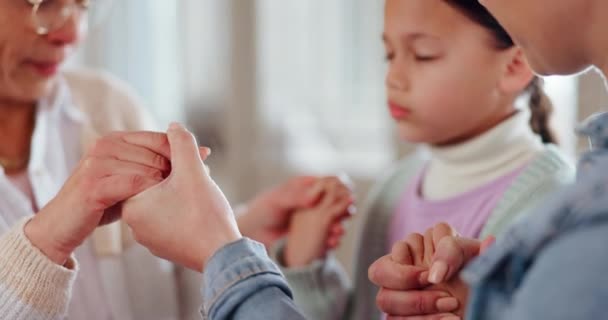 Οικογένεια Γυναίκα Και Παιδιά Που Κρατιούνται Χέρι Χέρι Για Προσευχή — Αρχείο Βίντεο