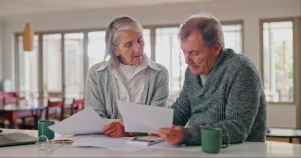 Senior Paar Laptop Und Taschenrechner Mit Rechnungen Für Haushalt Finanzielle — Stockvideo