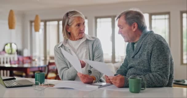 Seniorenpaar Dokumente Und Stress Wegen Hausschulden Finanzieller Misserfolge Oder Budgetrisiken — Stockvideo