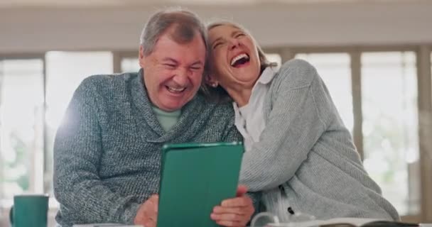 Tablet Risos Redes Casais Seniores Nas Mídias Sociais Aplicativo Móvel — Vídeo de Stock