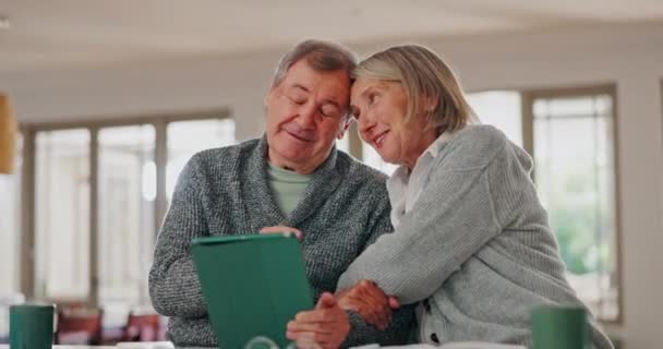 Tablet Lachen Und Senioren Surfen Gemeinsam Sozialen Medien Mobilen Apps — Stockvideo