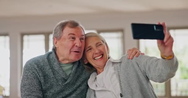 Uśmiech Selfie Para Seniorów Domu Miłością Troską Uściskiem Szczęśliwym Małżeństwie — Wideo stockowe