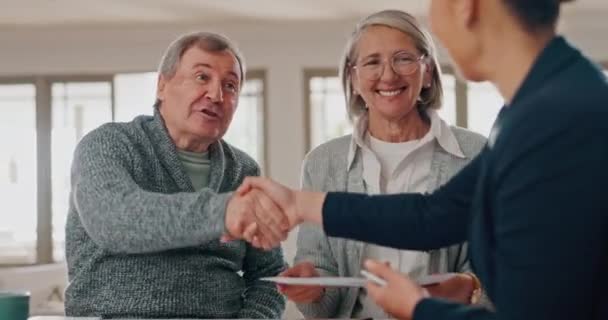 Altes Ehepaar Finanzberater Und Handschlag Für Versicherung Rente Oder Sparplan — Stockvideo