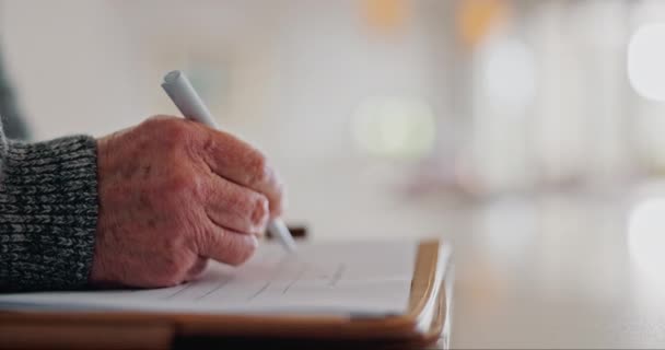 高齢者 書面で退職計画 法的合意 または自宅で申請する シニア男性のクローズアップ ドキュメントに署名する人 家での投資のためのフォームや財務 — ストック動画