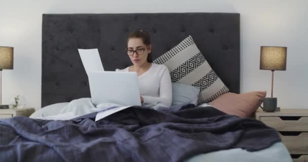 Φορητός Υπολογιστής Σημειώσεις Και Γυναίκα Στο Κρεβάτι Εργασίας Για Δημιουργική — Αρχείο Βίντεο