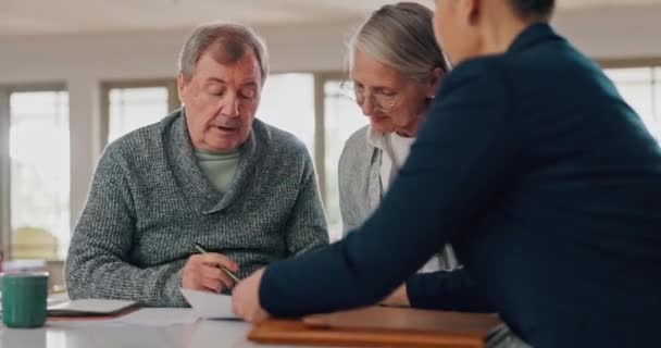 Coppia Anziana Casa Documenti Con Consulente Finanziario Fondo Pensione Pensione — Video Stock