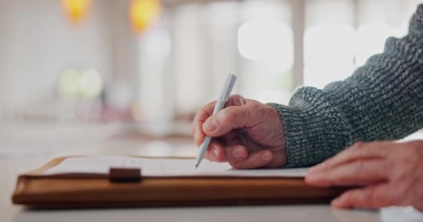 Oudere Man Handen Schrijven Documenten Voor Pensioenplan Wettelijke Overeenkomst Toepassing — Stockvideo