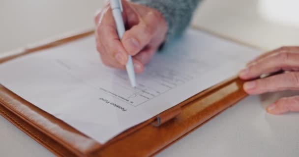 Έγγραφο Χέρια Και Ηλικιωμένος Υπογράφουν Συμβόλαιο Δάνειο Διαθήκη Στο Πρόχειρο — Αρχείο Βίντεο