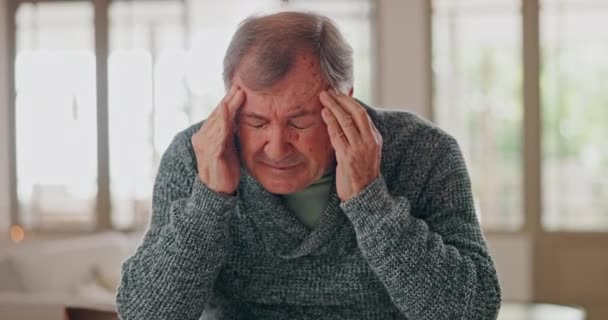 Älterer Mann Kopfschmerzen Und Stress Hause Für Psychische Gesundheit Angst — Stockvideo