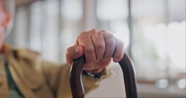 Yürüyen sopa, eller ve evde sağlık hizmetleri, destek ve rehabilitasyon için engelli yaşlı insanlar. Yakın çekim, yalnız son sınıf ve Parkinson, artrit ve emeklilik dengesi için baston.