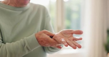 Sunbae, tıbbi sağlık hizmetleri için masaj, artrit ve yatak odasında eklem ağrısı olan kişi ve eller. Yaşlı, kadın ve kemik erimesi, yaralanma ve tedavi için bilek ovma.