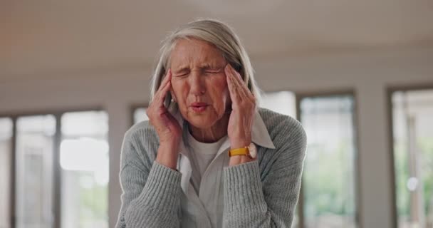 精神衛生 退職後のトラウマのための家庭でのシニア女性 高齢女性マッサージ寺院の顔 めまいとストレスの危機 疲労や片頭痛 — ストック動画