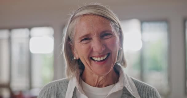 Gesicht Haus Und Ältere Frau Mit Einem Lächeln Ruhestand Und — Stockvideo