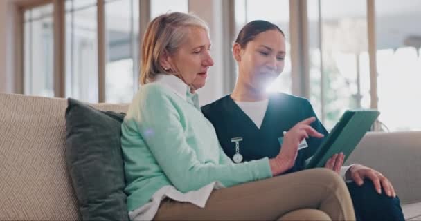 Altenpflege Alten Und Krankenpflege Auf Dem Sofa Mit Tablet Für — Stockvideo