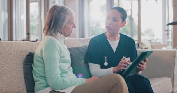 Cuidado Personas Mayores Anciana Enfermera Sofá Con Tableta Para Consejos — Vídeos de Stock