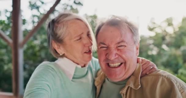 Bahagia Tersenyum Dan Wajah Dari Pasangan Senior Berpelukan Berciuman Dan — Stok Video