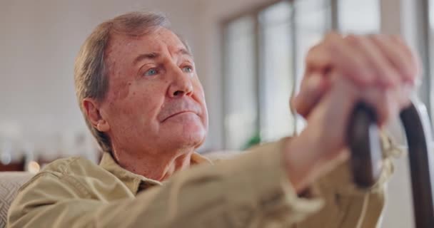 Pensando Nostalgia Uomo Anziano Con Canna Soggiorno Con Preoccupazione Solitudine — Video Stock