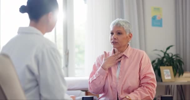 Médico Consulta Anciana Con Dolor Torácico Problema Salud Enfermo Hospital — Vídeos de Stock