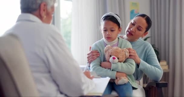 Médico Mãe Menina Com Escrita Consulta Conversação Notas Para Avaliação — Vídeo de Stock