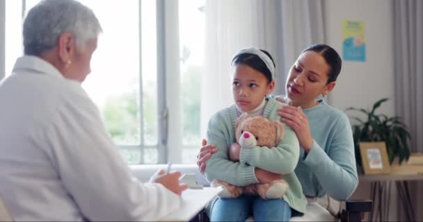 Médico Madre Hija Consulta Salud Hablando Escribiendo Notas Para Evaluación — Vídeos de Stock