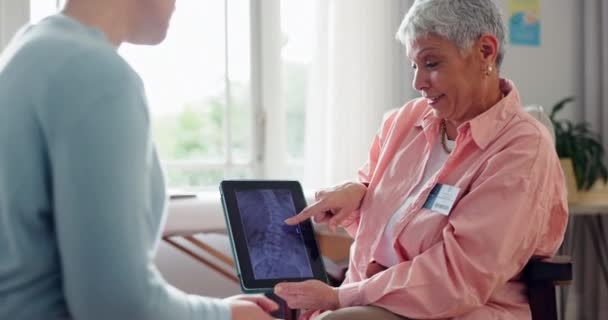 Läkare Patient Och Tablett För Röntgen Mri Resultat Och Hälsoforskning — Stockvideo