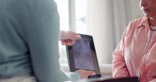 Doctor Senior Vrouw Tablet Voor Röntgenfoto Mri Resultaten Gezondheidsadvies Anatomie — Stockvideo