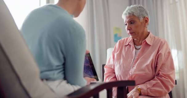Medico Donna Anziana Compressa Raggi Risultati Della Risonanza Magnetica Consigli — Video Stock