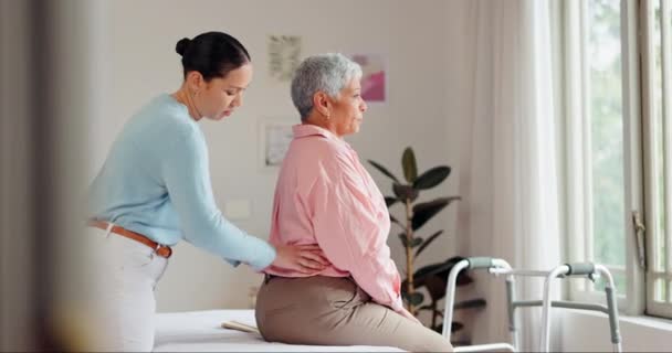 在诊所的理疗师 老年妇女和背痛的支持 医疗服务和物理治疗 物理治疗 脊医或有病人肌肉的医生 按摩和会诊 — 图库视频影像