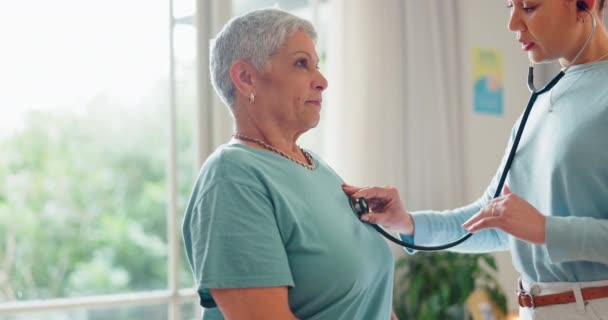 Arzt Stethoskop Und Seniorin Atmung Beratung Und Gesundheitsfürsorge Mediziner Hört — Stockvideo